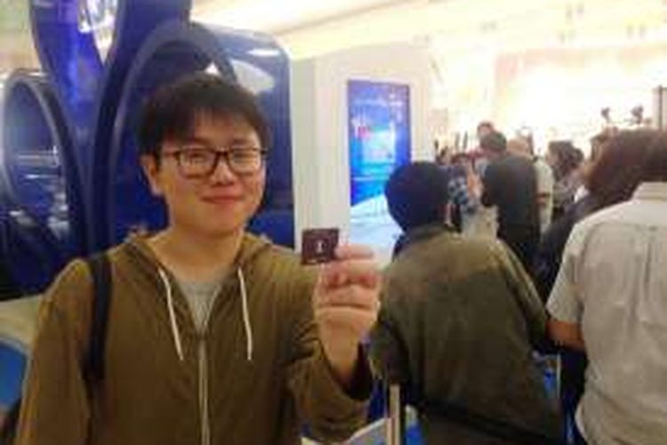 Pengunjung nomor antrean pertama di Singapore Airlines - BCA Travel Fair, Albert Suganda (21) datang pukul 22.00 WIB, Kamis (25/8/2016) atau satu hari sebelum penyelenggaraan pameran di Main Atrium Gandaria City, Jakarta, Jumat (26/8/2016).