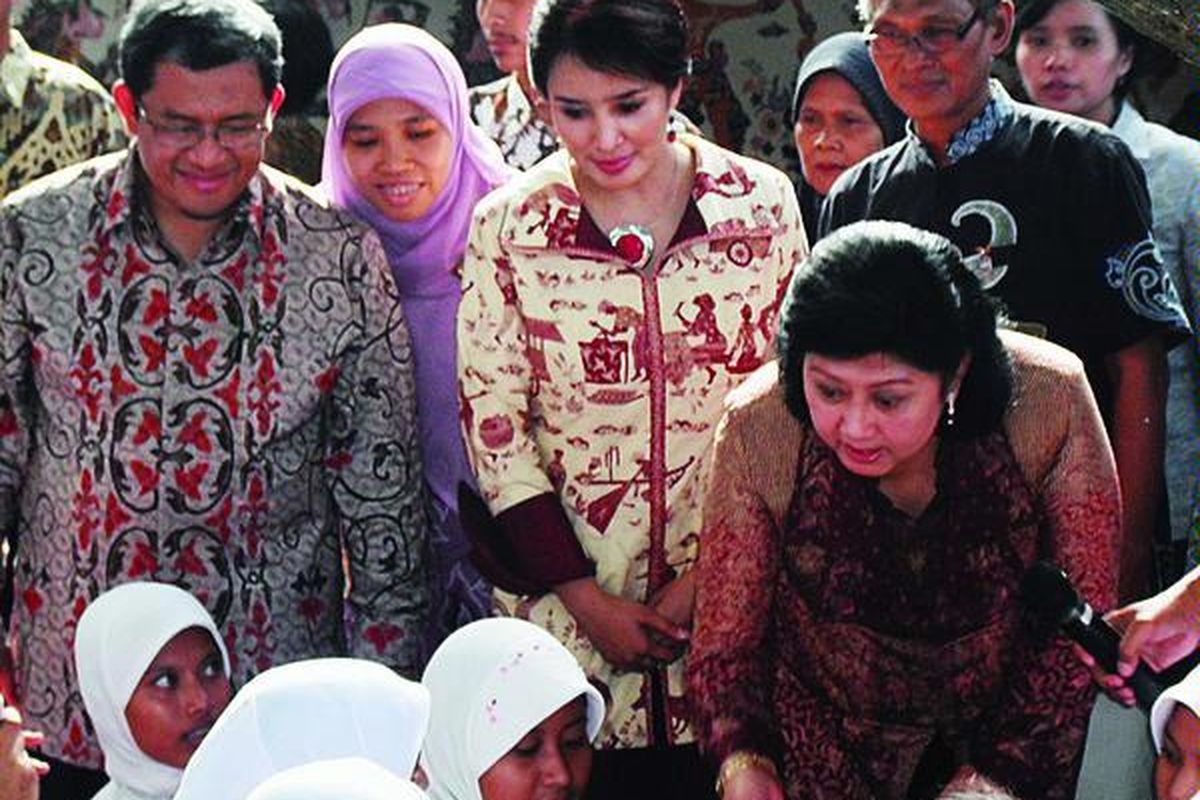 Ny Ani Yudhoyono, Selasa (9/2) sore, berbincang-bincang dan menyaksikan anak-anak membatik di Trusmi, sebuah desa di Cirebon yang memproduksi batik. Ny Ani dan Ny Herawati Boediono datang ke Cirebon menggunakan Kereta Api Luar Biasa bersama para istri menteri.