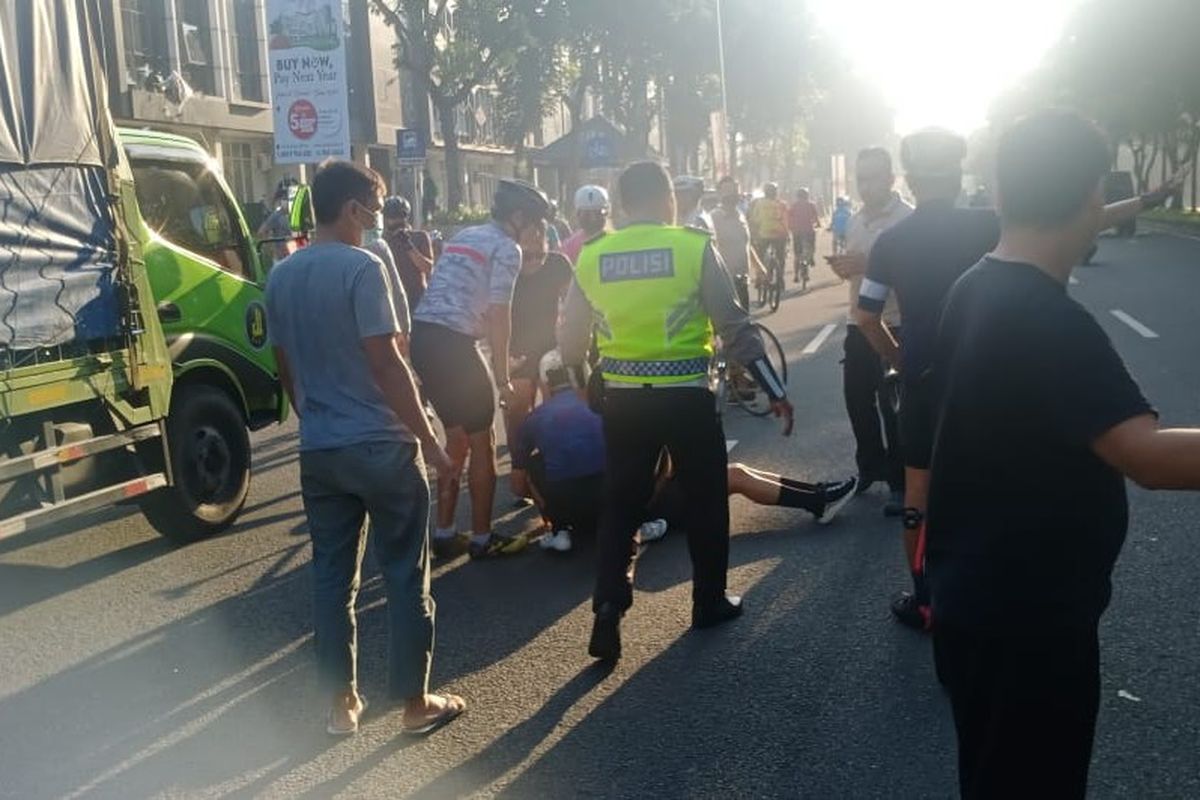 Artis Virnie Ismail saat dievakuasi usai mengalami kecelakaan saat bersepeda di Jalan Boulevard Bintaro, Pondok Aren, Tangerang Selatan, Kamis (12/8/2021).