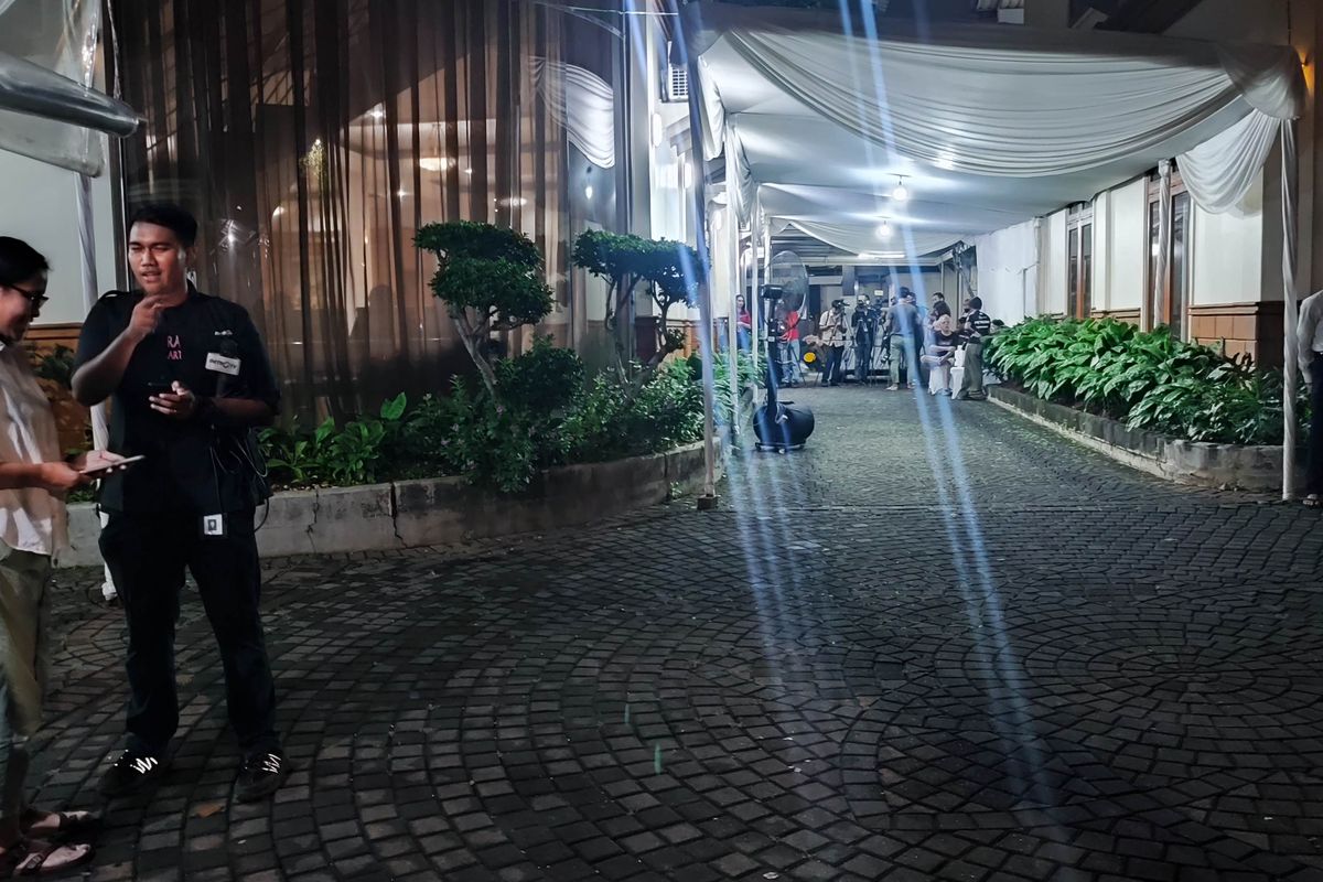 Suasana Rumah Duka Titiek Puspa, Pelayat Mulai Berdatangan