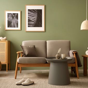 Ilustrasi ruang keluarga dengan warna cat sage green.