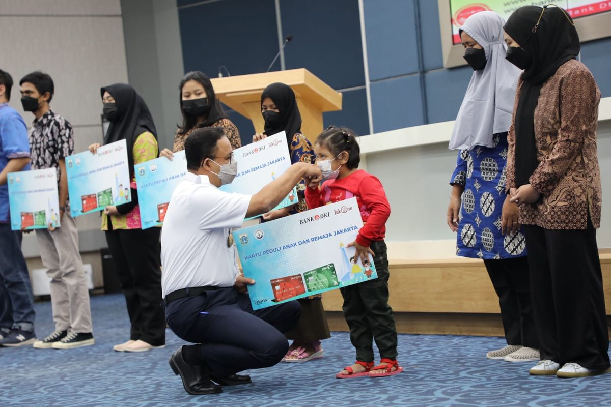Gubernur DKI Jakarta Anies Baswedan resmi meluncurkan Kartu Peduli Anak dan Remaja Jakarta, khusus untuk anak usia di bawah 18 tahun yang orangtuanya meninggal dunia akibat Covid-19. Penerima kartu mendapat bantuan Rp 300.000 per bulan.