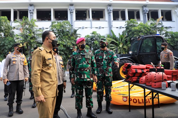 Wali Kota Surabaya Eri Cahyadi menyiapkan beberapa sarana dan prasarana untuk mengatasi bencana yang disiagakan di halaman Balai Kota Surabaya, Senin (25/10/2021).