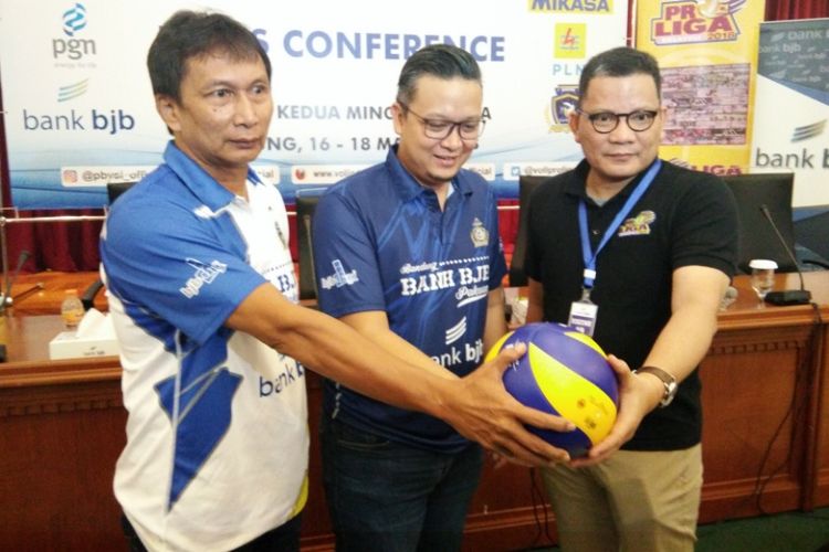 Ketua pelaksana Seri III Putaran II Proliga 2018 Tachyan Iskandar, Vice President SC Bank BJB Hakim Putratama dan Wakil Direktur Proliga Reginald Nelwan saat hadir dalam konferensi pers Proliga 2018 di Kantor Bank BJB Bandung, Jalan Naripan, Kamis (15/3/2018).