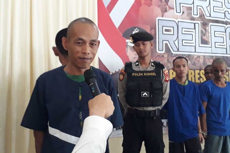 Taufiqurohim (35) suami yang aniaya istrinya sendiri saat berada di Polres Musi Rawas. Tersangka nekat menganiaya istrinya lantaran kesal ketika dibuatkan nasi goreng muka istrinya menjadi cemberut.