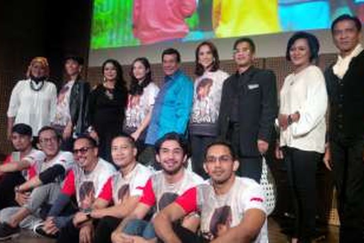 Para pemain film 3 Srikandi dalam jumpa pers setelah screening film itu di CGV Blitz, Grand Indonesia, Thamrin, Jakarta Pusat, Rabu (27/7/2016). (Ketiga dari Kanan Atas) Iman Brotoseno.