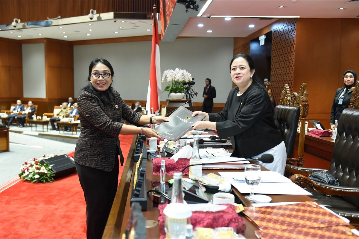Wakil Ketua Komisi VIII DPR Diah Pitaloka menyampaikan laporan pembahasan RUU KIA kepada Ketua Dewan Perwakilan Rakyat (DPR) RI Puan Maharani dalam Rapat Paripurna DPR pengesahan RUU tersebut yang digelar di Kompleks Parlemen, Senayan, Jakarta, Selasa (4/6/2024). 
