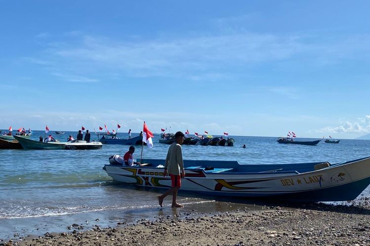 Nelayan di Desa Silawan, Belu, Nusa Tenggara Timur ramai-ramai berlayar di tepi lautan. Hal ini terlihat setelah digelarnya upacara hari kemerdekaan ke-78 di Pantai Motaain, Kamis (17/8/2023). 