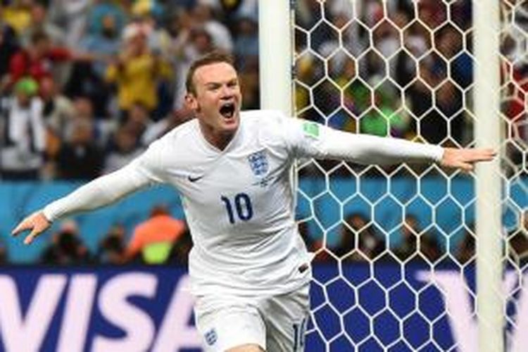 Penyerang Inggris Wayne Rooney melakukan selebrasi usai mencetak gol melewati kiper Uruguay Fernando Muslera dalam laga Grup D Piala Dunia di Corinthians Arena di Sao Paulo, Minggu (20/6/2014). Inggris kalah 1-2. 