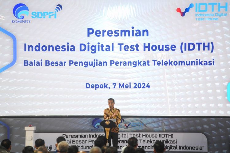 Presiden Joko Widodo memberikan sambutan saat meresmikan Balai Besar Pengujian Perangkat Telekomunikasi (BBPPT) atau Indonesia Digital Test House (IDTH) di Tapos, Depok, Jawa Barat, Kamis (7/5/2024). Presiden mengatakan kehadiran IDTH sangat penting bagi pengawasan perangkat teknologi digital baik mobil listrik hingga perangkat komunikasi yang akan masuk ke Indonesia. ANTARA FOTO/Muhammad Adimaja/rwa.