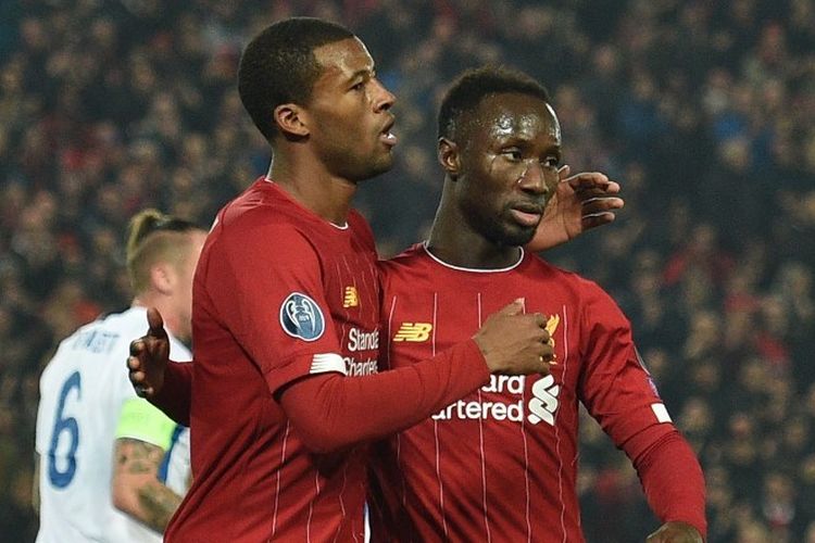 Naby Keita ikut merayakan gol Georginio Wijnaldum pada pertandingan Liverpool vs Genk dalam lanjutan Liga Champions di Stadion Anfield, 5 November 2019. 