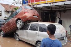 Belasan Mobil Terseret Banjir di Pondok Gede Permai Bekasi Dievakuasi