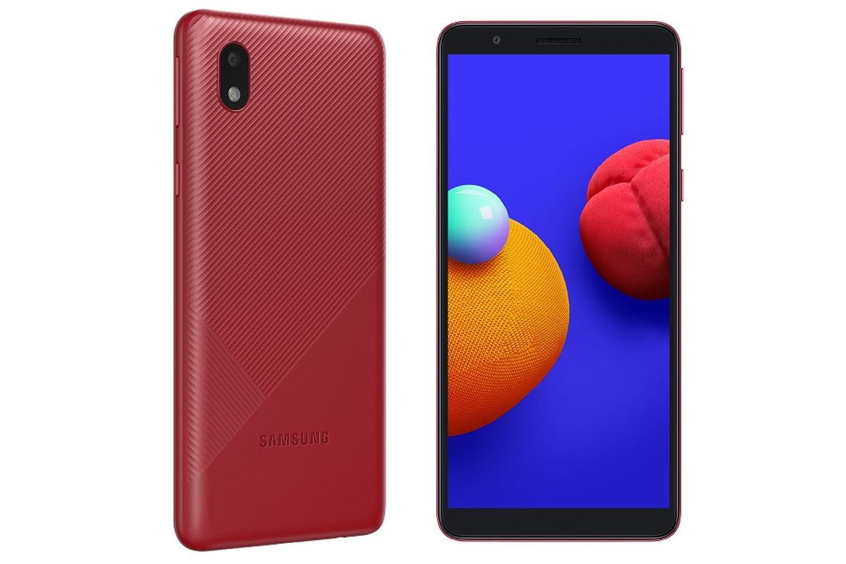 Galaxy A01 Core varian warna merah.