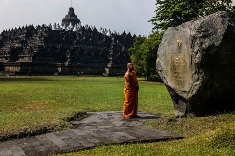 Bhiku dan umat Buddha berdoa bersama di Candi Borobudur, Magelang, Jawa Tengah, Rabu (26/5/2021). Detik-detik Tri Suci Waisak 2565 BE tahun 2021 yang mengangkat tema Bangkit Bersatu untuk Indonesia Maju itu jatuh pada 26 Mei 2021, pukul 18.13.30 WIB.