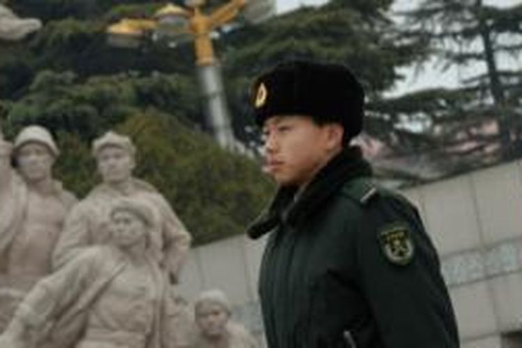 Petugas keamanan China berjaga-jaga di Lapangan Tiananmen, Jumat (28/2/2014).