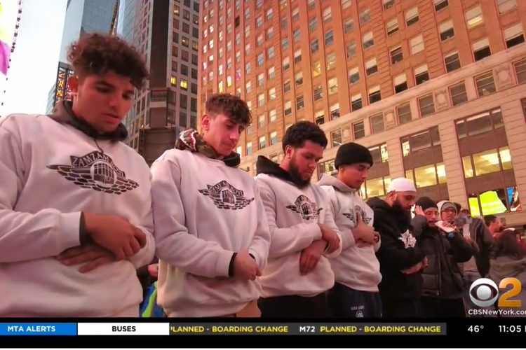 Suasana umat Islam yang menjalani shalat Tarawih di Times Square New York, AS, pada Sabtu (2/4/2022)