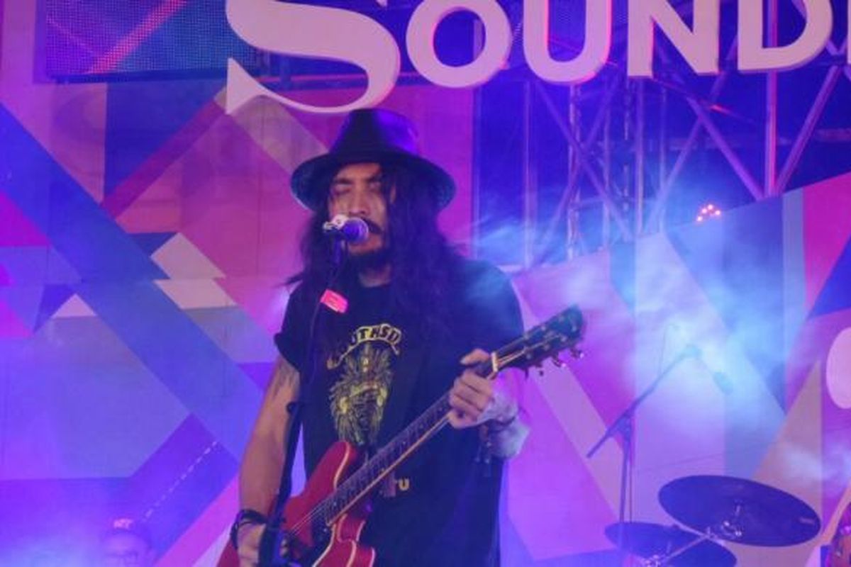 Marcello Tahitoe atau Ello melantunkan lagu Sendu Melagu milik band Barasuara dalam pertunjukan bernama Soundrenaline Project, pada hari pertama pergelaran musik Soundrenaline di Garuda Wisnu Kencana (GWK), Badung, Bali, Sabtu (3/9/2016).