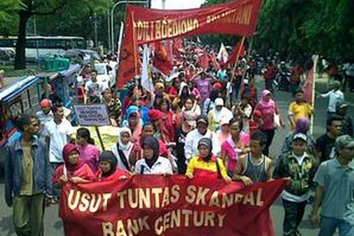 Masa Aliansi Parlemen Jalanan menggelar aksi di depan Istana Negara, Jakarta, Rabu (9/12).