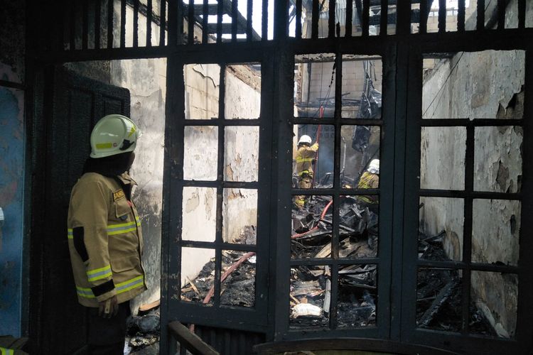 Petugas pemadam kebakaran tengah memadamkan sisa-sisa api di lokasi kejadian di Jalan Antasari, Gang Cempaka III, RT 07 RW 06, Kelurahan Cipete Utara, Kecamatan Kebayoran Baru.