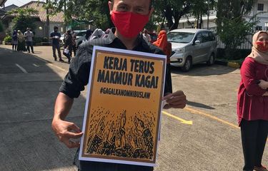Serikat Buruh Sejahtera Indonesia (SBSI) Wilayah Kabupaten Bogor Raya mengambil bagian aksi demo menolak Undang-Undang Cipta Kerja atau Omnibus Law Ciptaker di depan PT Simba Indo Snack Makmur, Kecamatan Gunung Putri, Kabupaten Bogor, Jawa Barat, Selasa (6/10/2020).