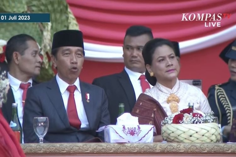 Presiden Joko Widodo saat ikut menyanyikan lagu Terlalu Manis di peringatan Hari Bhayangkara ke-77 di Gelora Bung Karno, Sabtu (1/7/2023).