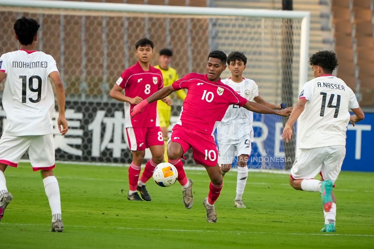 Aksi Fadly Alberto Hengga pada partai Grup C Piala Asia U17 2025 Timnas U17 Indonesia vs Yaman yang digelar di Stadion Prince Abdullah Al Faisal, Jeddah, Arab Saudi, pada Senin (7/4/2025) malam WIB.