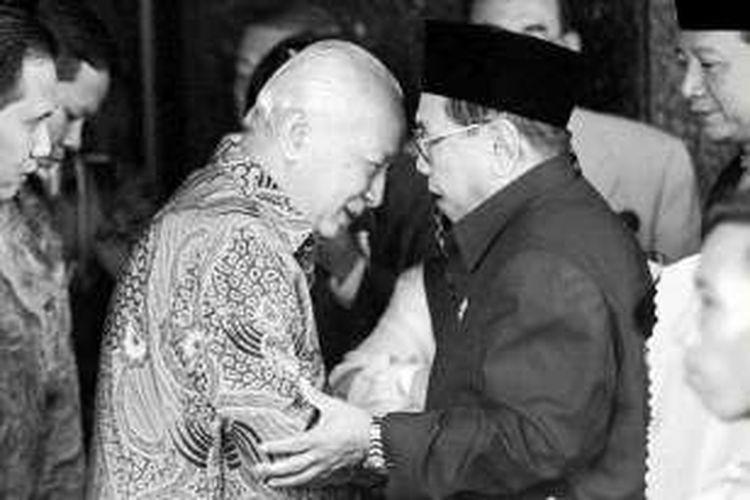 Mantan Presiden Soeharto menyambut kedatangan Presiden Abdurrahman Wahid (Gus Dur) di kediamannya di Jalan Cendana, Jakarta Pusat, 8 Maret 2000.