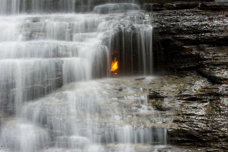 Ilustrasi api abadi di Eternal Flame Falls.