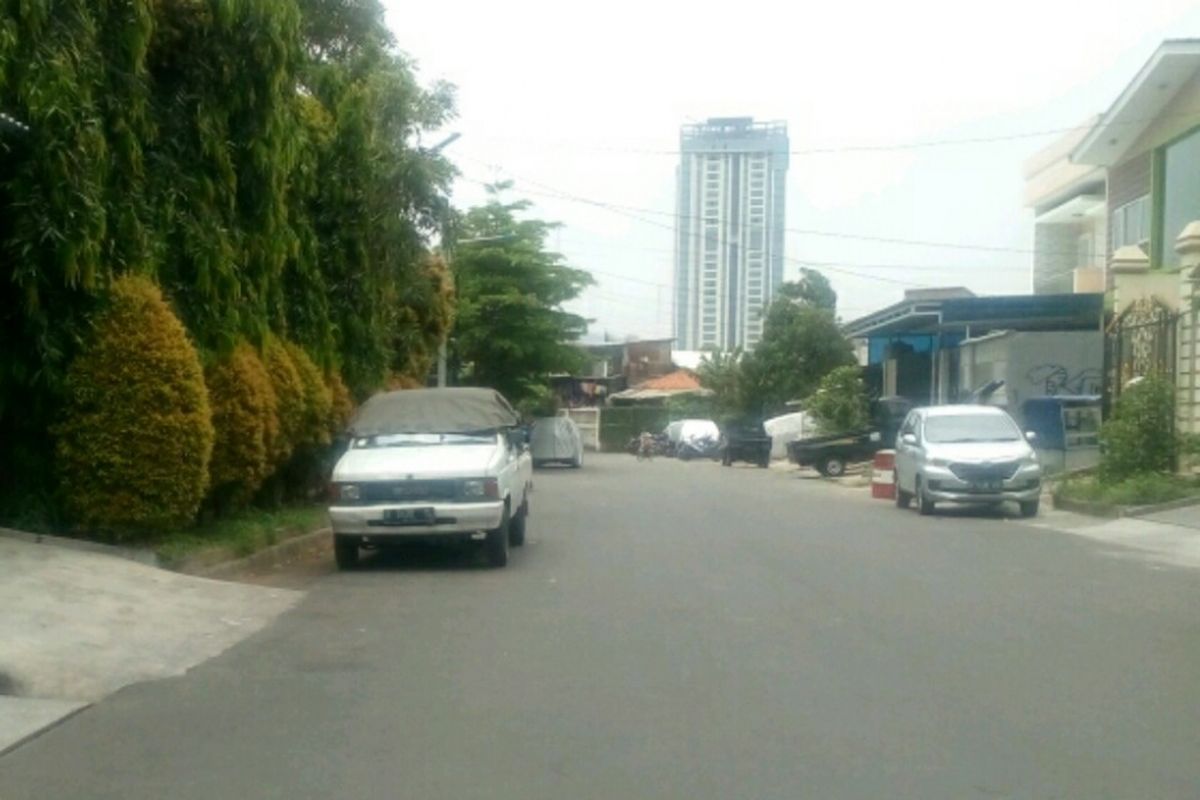 Kendaraan warga RW 7, Perumahan Cosmos, Kedoya Utara, Kebon Jeruk, Jakarta Barat diparkir di tepi jalan, Kamis (12/10/2017).