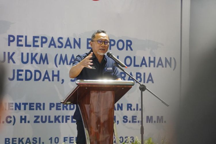 Menteri Perdagangan Zulkifli Hasan menyampaikan sambutan dalam acara Pelepasan Ekspor Makanan Olahan ke Arab Saudi di PT Pos Logistik Indonesia, Tambun, Bekasi, Jumat (10/2/2023).