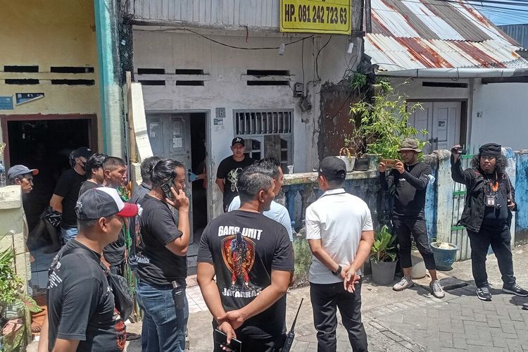 Personel polisi yang melakukan olah TKP di lokasi penemuan mayat wanita yang ditanam dalam rumah di Jalan Kandea II, Kelurahan Bontoala Tua, Kecamatan Bontoala, Kota Makassar, Sulawesi Selatan (Sulsel), Minggu (14/4/2024).