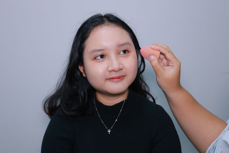 Menggunakan blush on cream dengan hasil akhir matte.