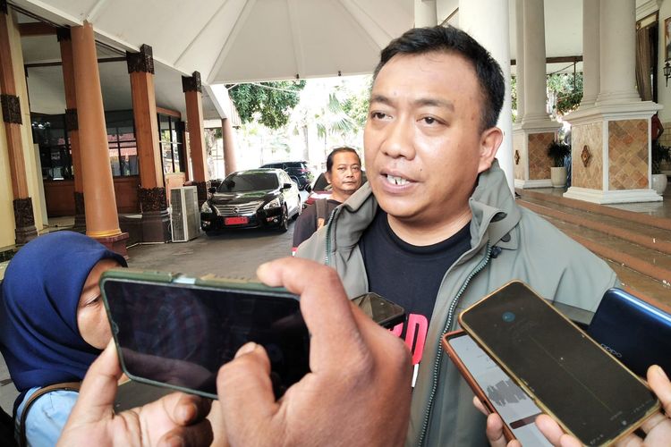 Foto: Bupati Situbondo Provinsi Jawa Timur Yusuf Rio Wahyu Prayogo saat diwawancara.