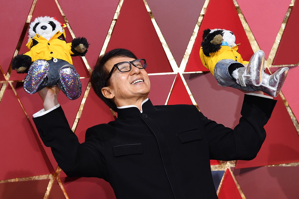 Aktor asal Hong Kong, Jackie Chan, berpose dengan memegang dua boneka panda ketika berjalan di karpet merah pada malam puncak Academy Awards 2017 di Hollywood, California, Minggu (26/2/2017).