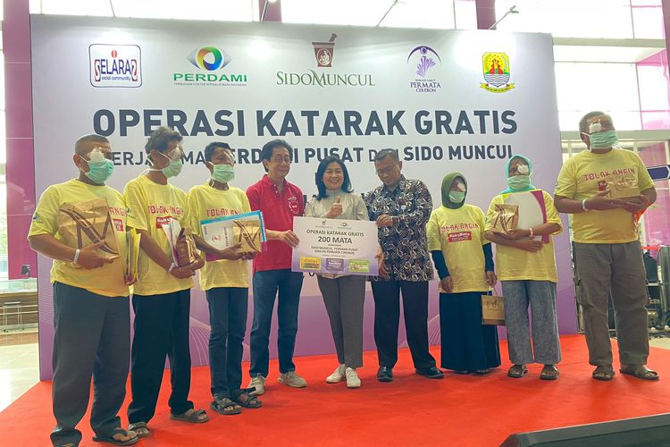 Direktur Sido Muncul Irwan Hidayat secara simbolis menyerahkan dana bantuan operasi katarak gratis untuk 200 mata di RS Permata Cirebon, Kabupaten Cirebon, Jawa Barat, Sabtu (4/2/2023).