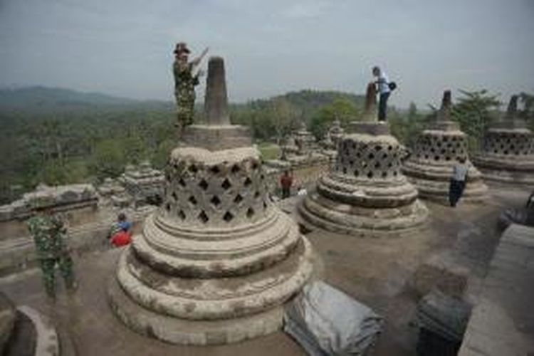 Suasana pembersihan abu vulkanik dari letusan Gunung Kelud di Candi Borobudur, Magelang, Jawa Tengah, mulai dilakukan, Senin (17/2/2014). Candi tersebut masih ditutup sementara bagi pengunjung selama proses pembersihan.