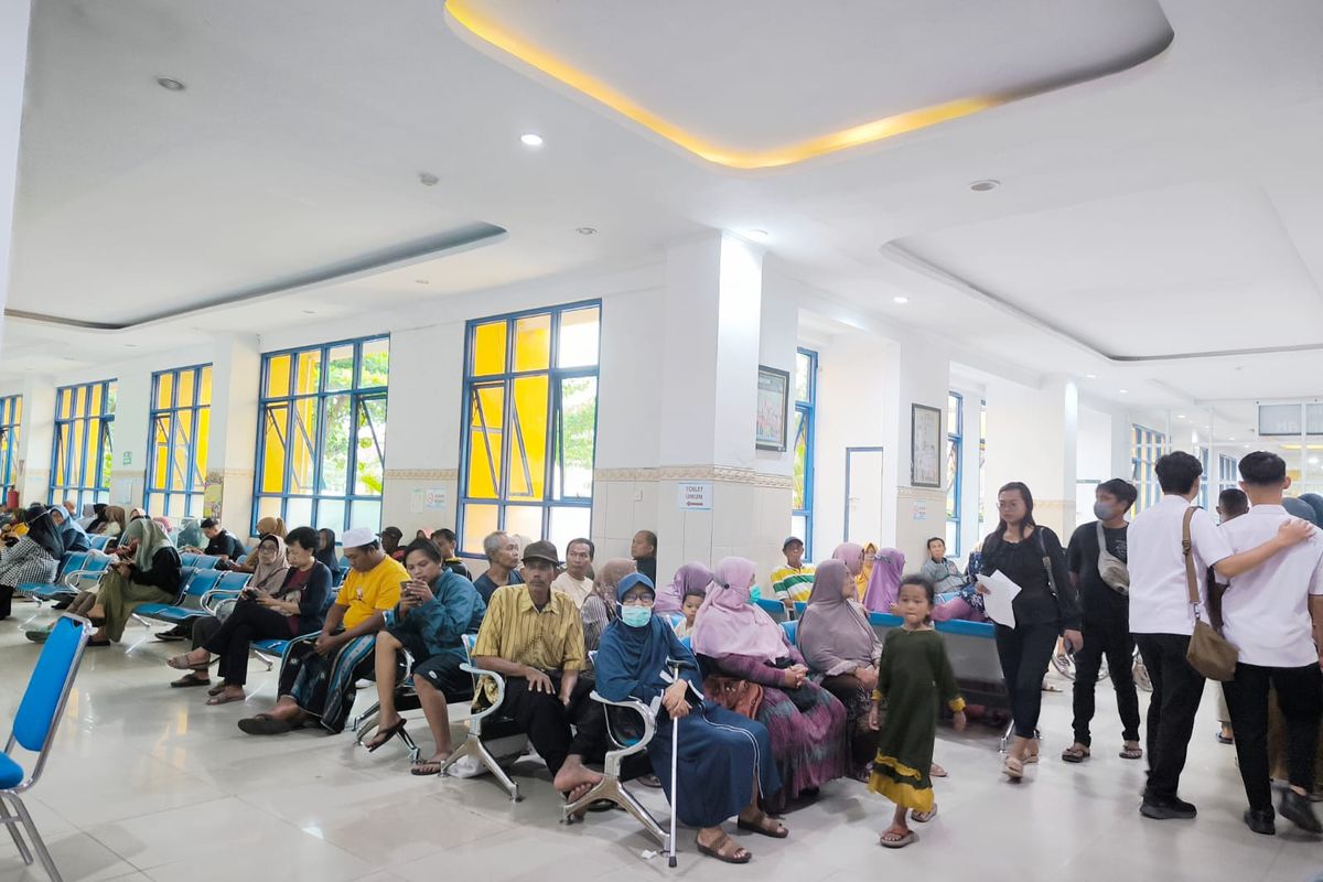 Suasana antrean di Rumah Sakit Bina Sehat Jember.