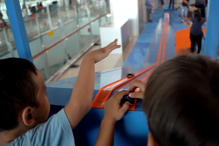 Anak-anak mencoba track Hot Wheels sepanjang 16 meter yang mengasah sportivitas di area play-experience kolaborasi Toys Kingdom dan Angkasa Pura II, di Terminal 3 Bandara Soekarno-Hatta, Tangerang.
