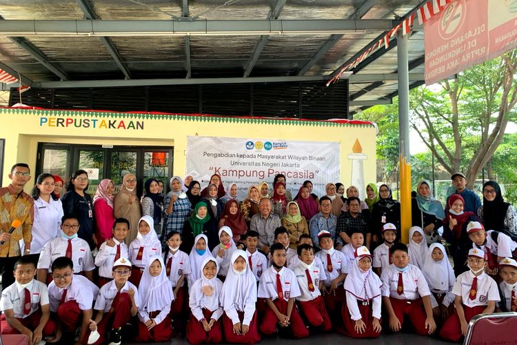 Melalui kegiatan Pengabdian kepada Masyarakat (PkM) UNJ wilayah binaan, Prof. Komarudin bersama tim PkM UNJ merintis Kampung Pancasila di wilayah Kelurahan Jatinegara Kaum, Jakarta Timur.