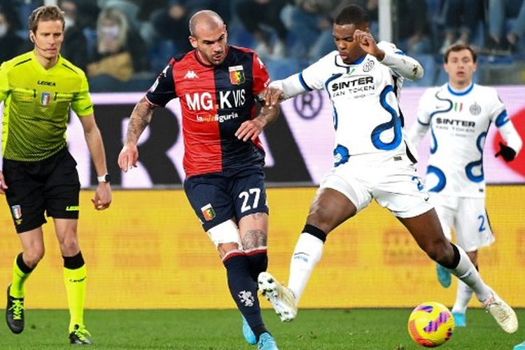 Stefano Sturaro (kiri) mencoba merebut bola dari Denzel Dumfries (kanan) pada laga pekan ke-27 Liga Italia yang mempertemukan Genoa vs Inter Milan di Stadion Liugi Ferraris, Sabtu (26/2/2022) dini hari WIB.