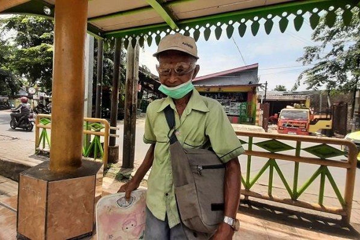 Darmo, kakek tua asal Pulogebang, Cakung, Jakarta Timur yang menawarkan jasa timbang berat badan dan tensi darah dengan bayaran seikhlasnya, Kamis (4/3/2021). 