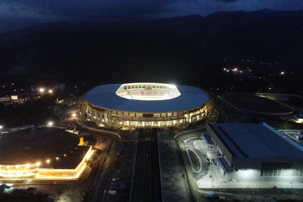 Suasana malam di Stadion Lukas Enembe, Jayapura, Papua