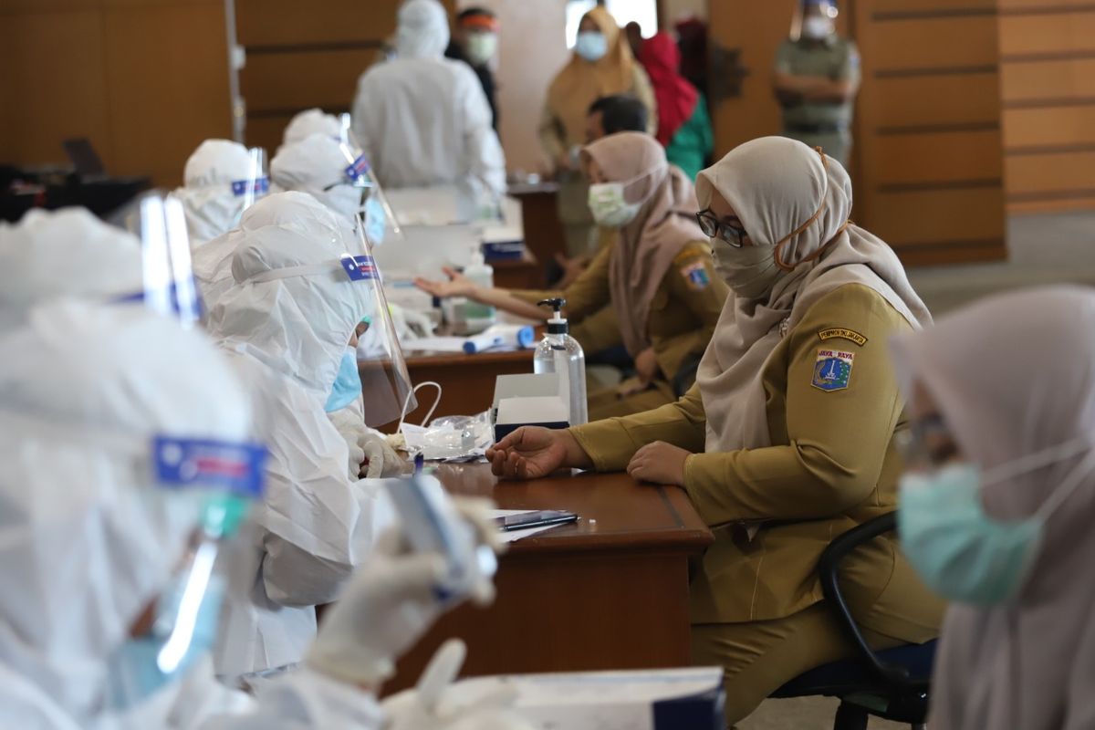 Pegawai di lingkungan Kantor Wali Kota Jakarta Utara yang jalani rapid test massal 