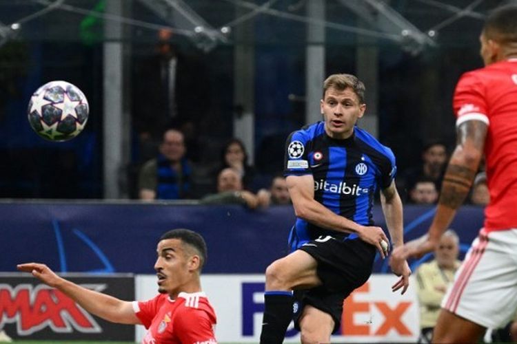 Gelandang Inter Milan, Nicolo Barella (tengah), melepaskan tembakan yang menjadi gol dalam laga kontra Benfica pada leg kedua perempat final Liga Champions 2022-2023 yang digelar di Stadion Giuseppe Meazza, Rabu (19/4/2023) malam waktu setempat. (Foto oleh VINCENZO PINTO/AFP)