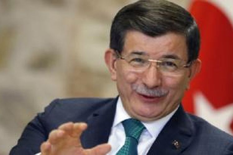 PM Turki Ahmet Davutoglu menuduh Rusia menargetkan komunitas Turkmen dan Suni. 