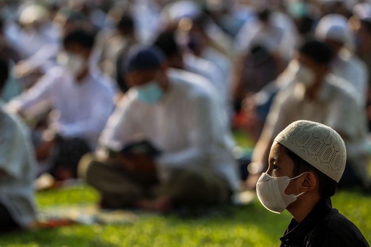 Umat Muslim melaksanakan shalat Idul Fitri di Masjid Agung Al-Azhar, Kebayoran Baru, Jakarta Selatan, Kamis (13/5/2021). Pelaksanaan shalat Idul Fitri 1442 hijriah dilakukan dengan protokol kesehatan pencegahan COVID-19 dengan menampung 7.000 jemaah atau 50 persen dari total kapasitas di area lapangan.