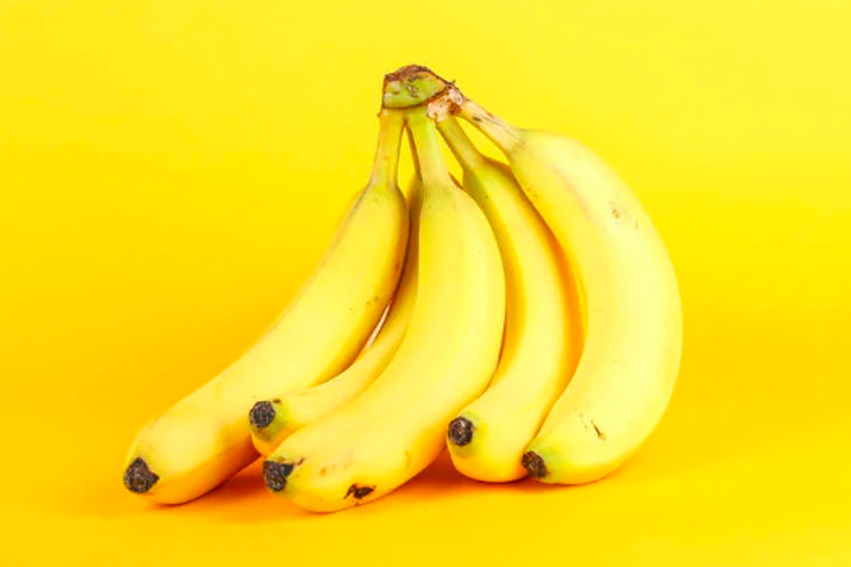 Ilustrasi pisang. Pisang kaya akan kalium yang membantu mengisi kembali simpanan elektrolit tubuh saat demam.