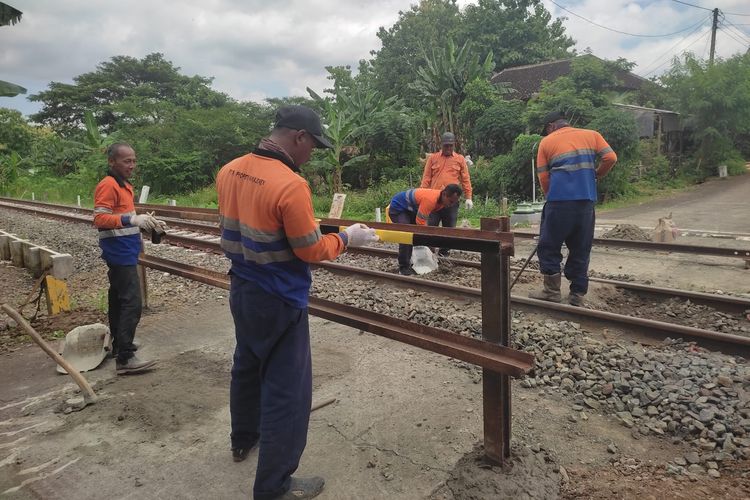 PT KAI Daop 6 Yogyakarta menutup perlintasan liar sebidang di jalur Solo-Wonogiri. Penutupan perlintasan sebidang di Wonogiri.