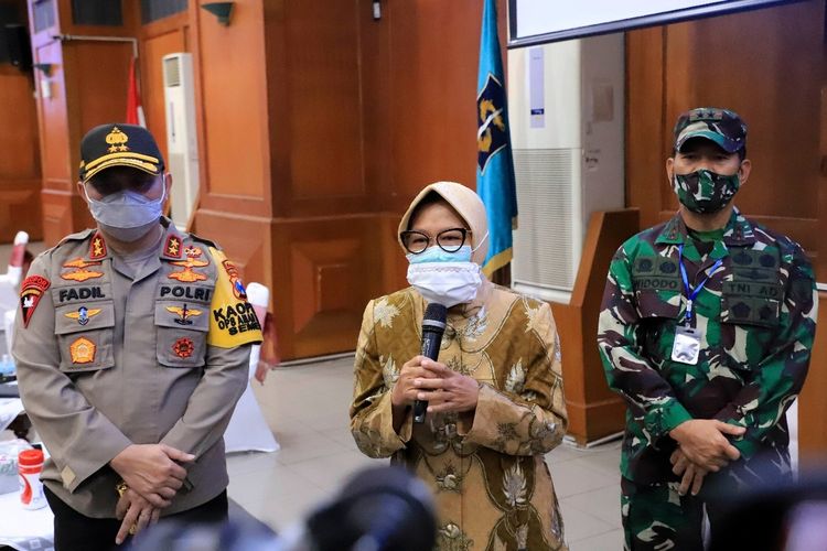 Wali Kota Surabaya Tri Rismaharini saat menggelar rapat koordinasi bertajuk Analisa dan Evaluasi Pelaksanaan Pembatasan Sosial Berskala Besar (PSBB) yang dihadiri Kapolda Jawa Timur, Irjen Pol Mohammad Fadil Imran, Pangdam V Brawijaya Mayjen TNI Widodo Iryansyah beserta Forum Pimpinan Daerah (Forpimda) Kota Surabaya di Graha Sawunggaling Lantai 6, Gedung Pemkot Surabaya, Jumat (22/5/2020).