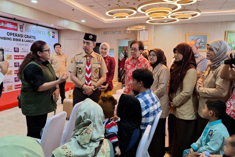 Wali Kota Bogor Dedie A Rachim (tengah) saat meninjau langsung para pasien operasi sumbing bibir gratis di RS Hermina Bogor.